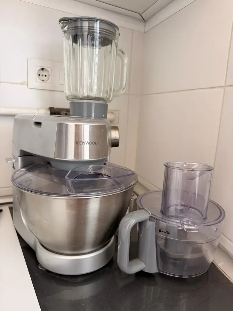 в связи с переездом продаю kenwood в оочень хорошем состоянии, почти как новый, в комплекте еще бол…