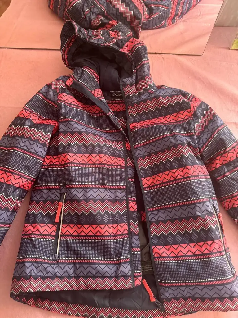Лыжный костюм для девочки, одет один сезон 10€, размер 134-140, 7-9 лет, район марчаленес