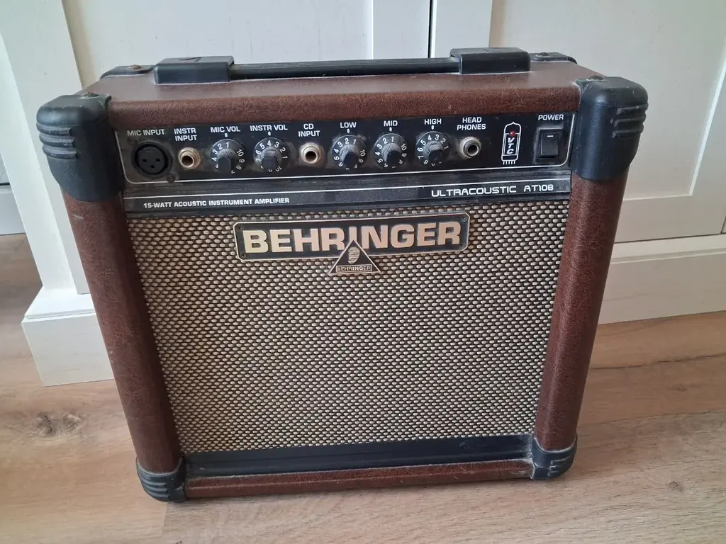 Продам усилитель Behringer Ultracoustic AT108 мощностью 15 Вт, предназначенный для акустических инс…