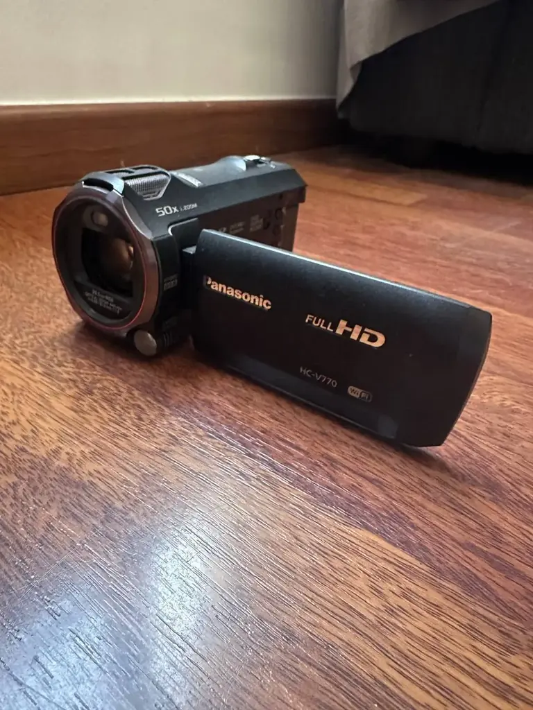 Продаю видеокамеру Panasonic HC-V770 в идеальном состоянии. Использовалась всего несколько раз и пр…