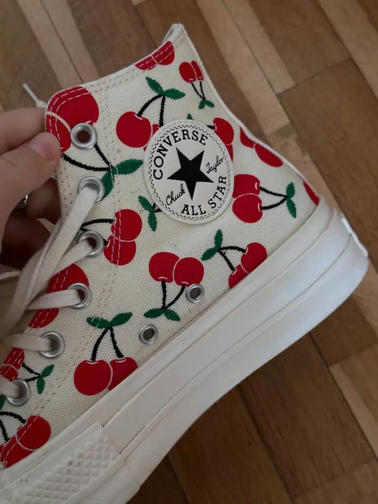 Продам оригинальные кеды Converse с вишенками (размер 37.5) 🍒