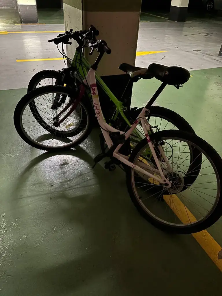 Продам детский велосипед denbike колеса 24. Стоит уже пару лет без дела. 50 евро, район Месталья