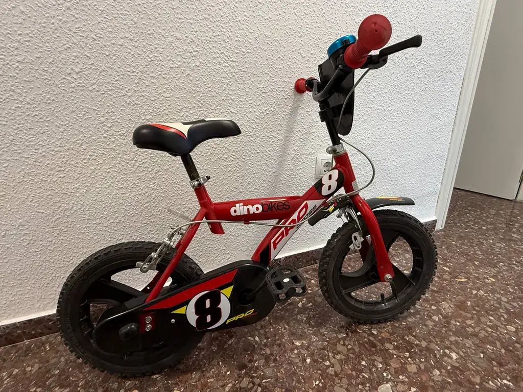 Продаю детский велосипед на -/+ 5 лет, 30€. В комплекте есть колеса, чтобы сделать 4колесный. Метро…