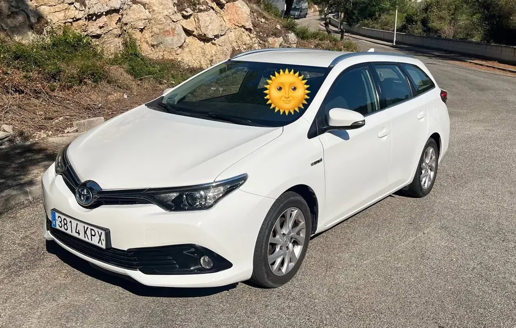 Toyota Auris Touring Sports Hybrid 1.8 (136 л.с.) • 2018 год • 123 500 км