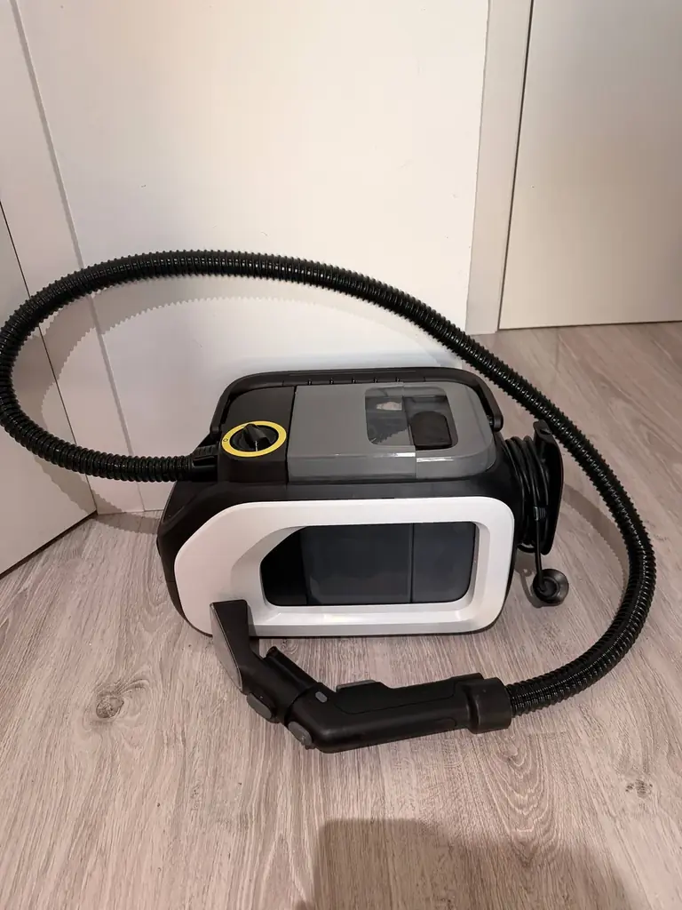 Продам моющий пылесос KARCHER SE3 для мягкой мебели итд.