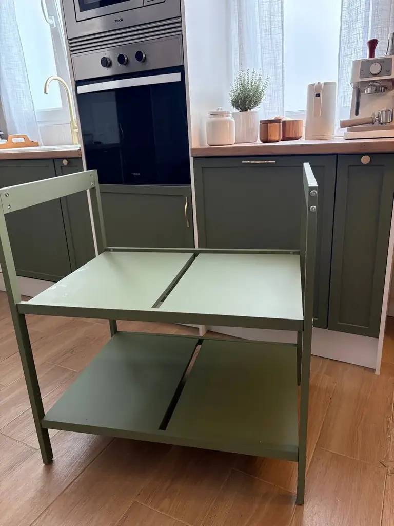 Продам за 25€ новый стол ( разборный) размером 58х80, высота 86.5 см.