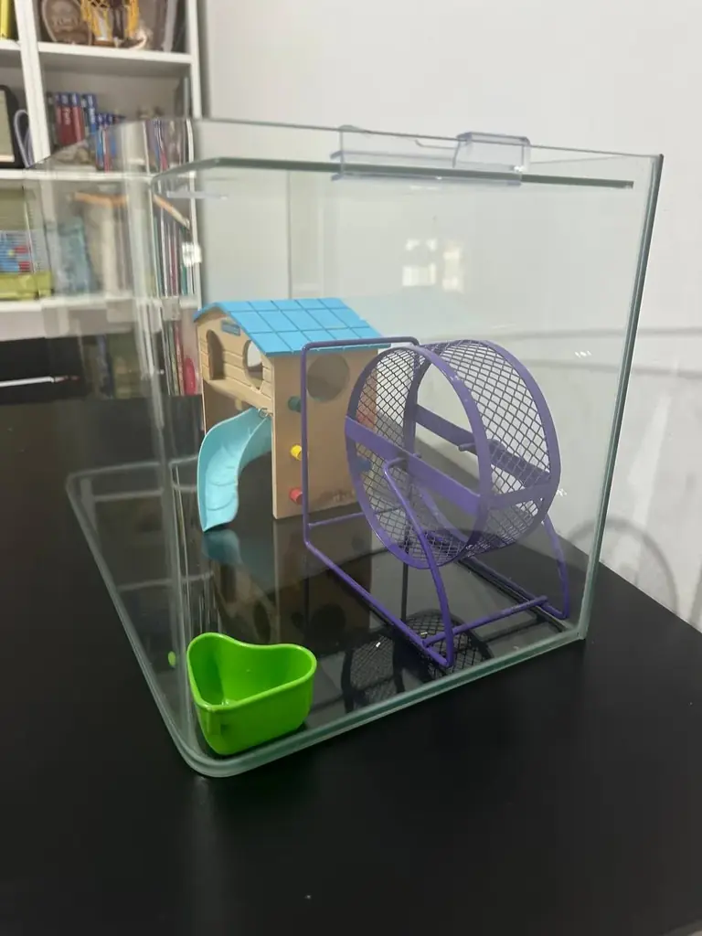 аквариум и домик с колесом хомяка - 20€ за все