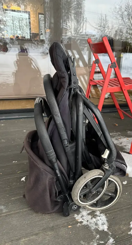 Продаю очень удобную легкую и маневренную коляску cybex easy s2 +