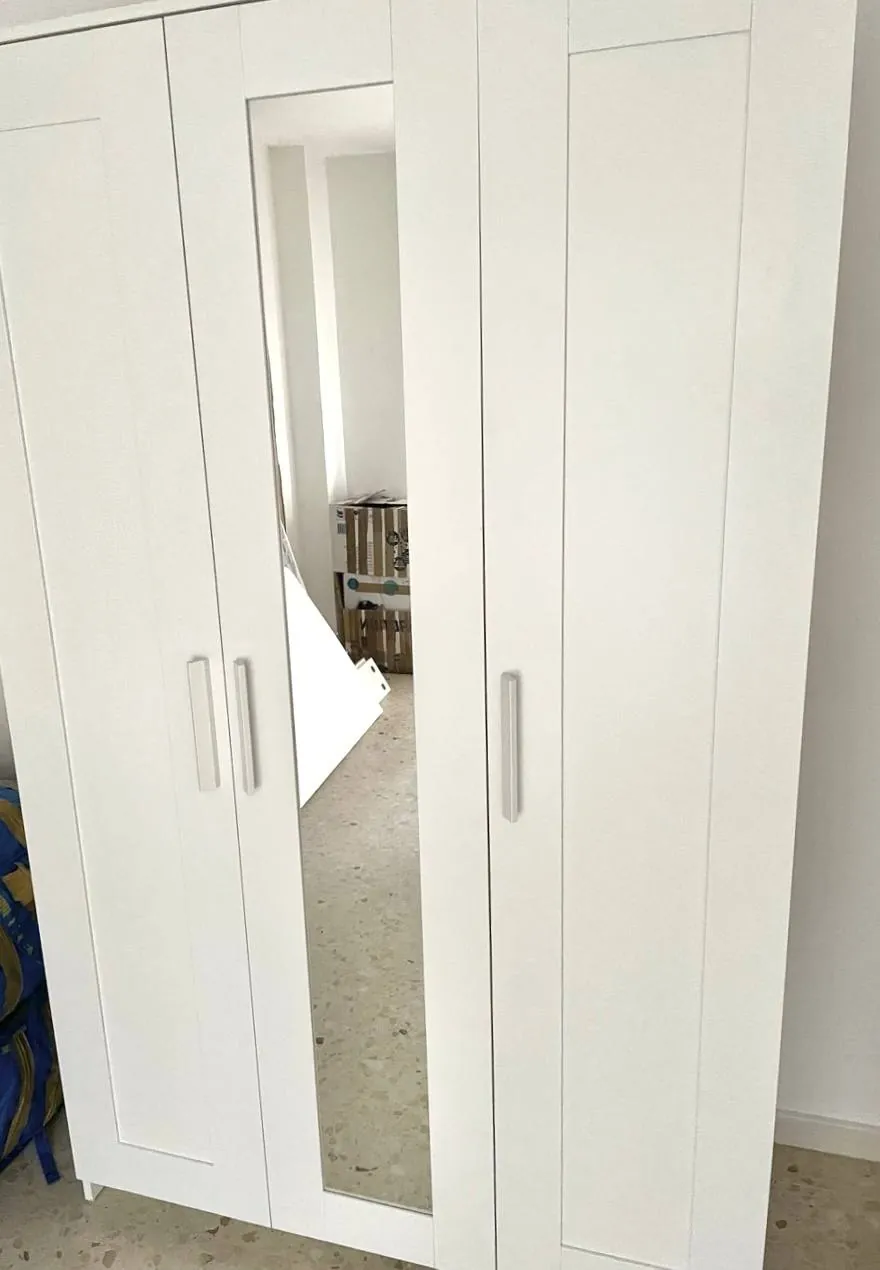 Продаю белый трёхдверный шкаф IKEA BRIMNES с зеркалом.