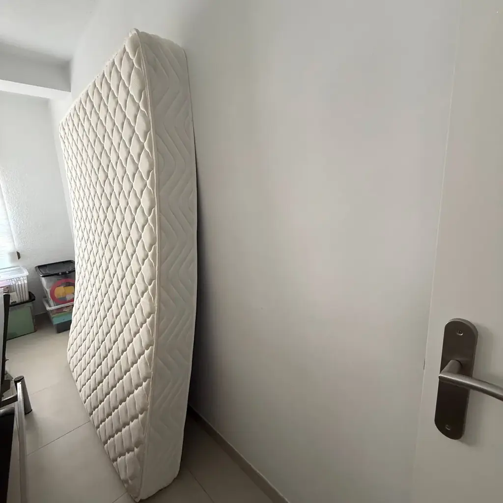 Продаю матрас и разборную кровать  160/200 за 100€, самовывоз Malilla.
