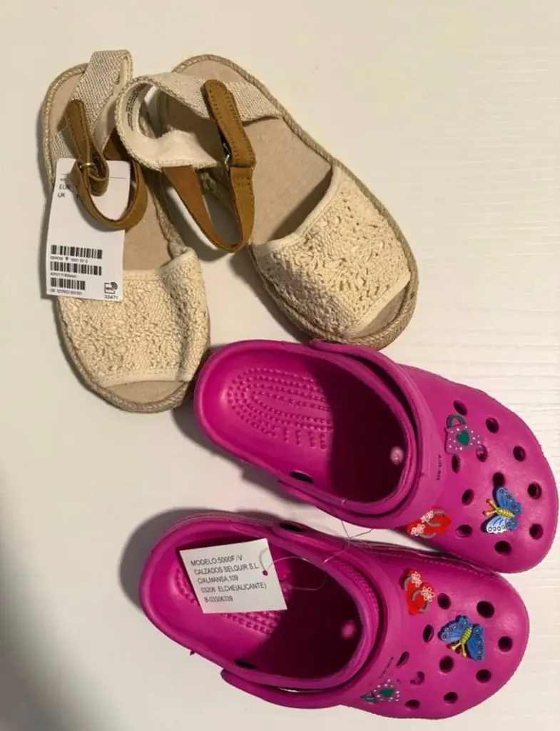 Продам новые 3 пары ажурные H&M 31 размер, типа кроксов 32 и кожаные туфельки 33 размер, все за 20 €