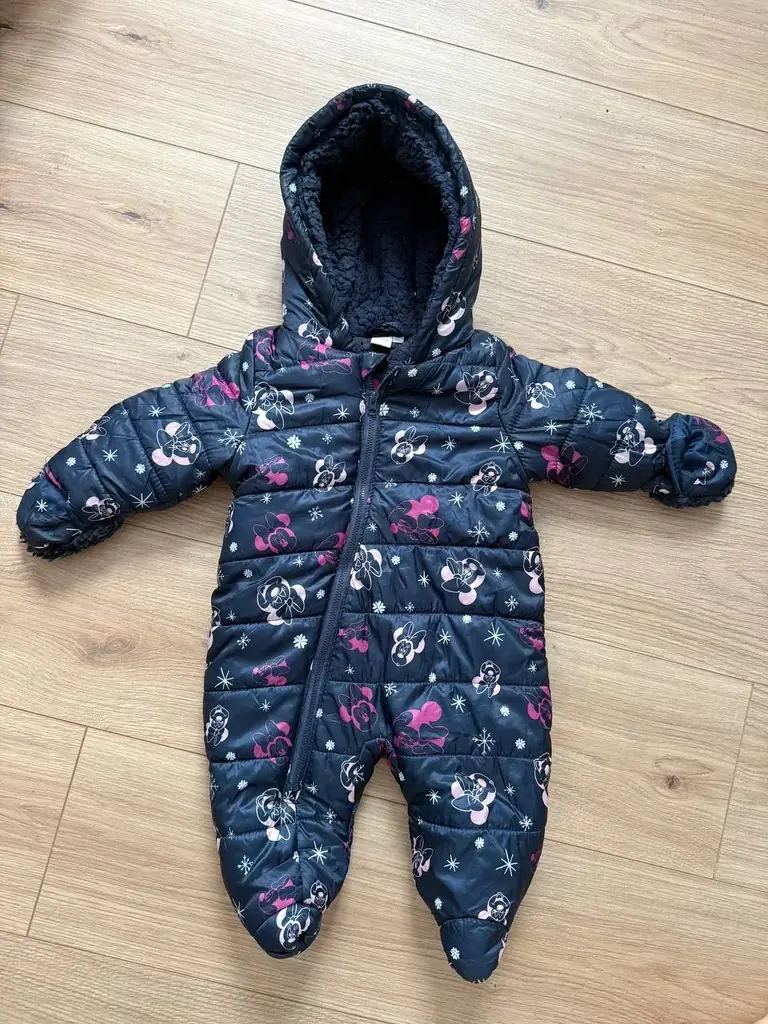 1. Комбинезон на позднюю осень/зиму 3-6 месяцев  5€