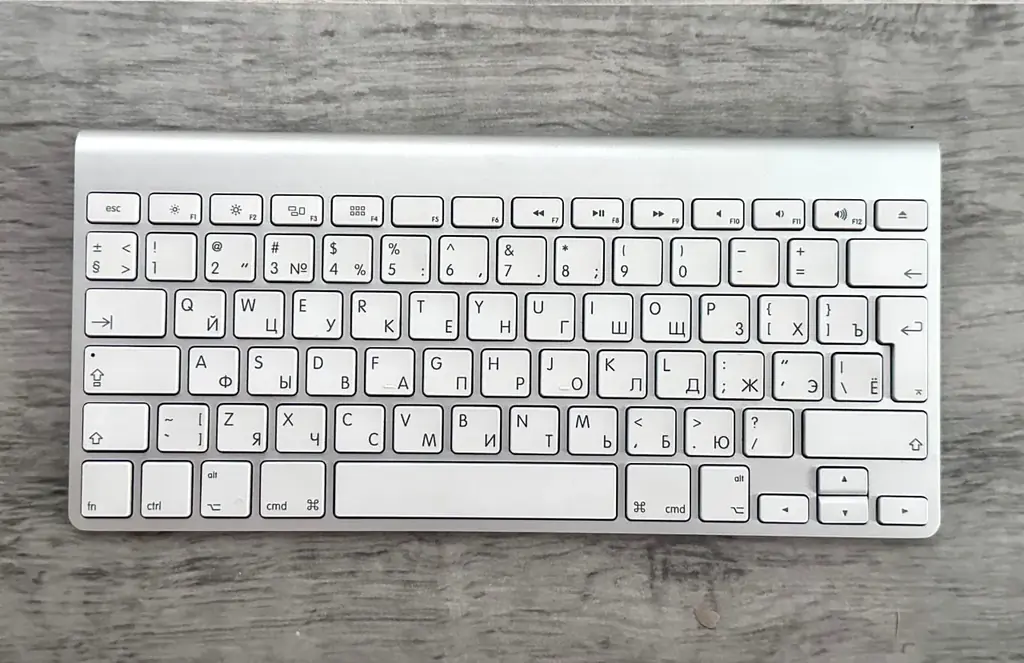 Беспроводная клавиатура Apple A1314 с кириллицей + латиницей.