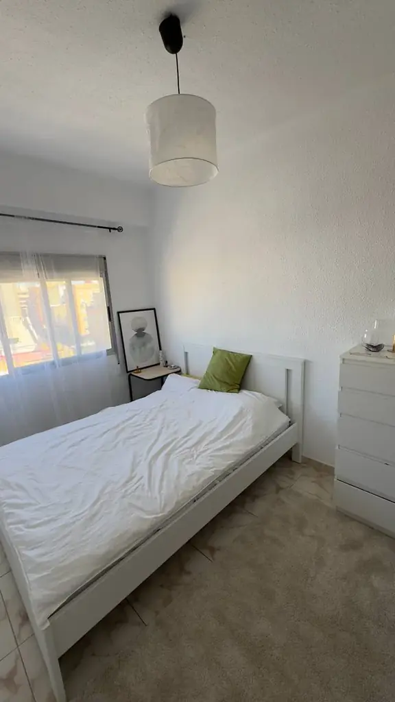 Продаю кровать IKEA 140*200 см. Полный комплект - кровать, матрас, ящики. Цена за все 150 евро