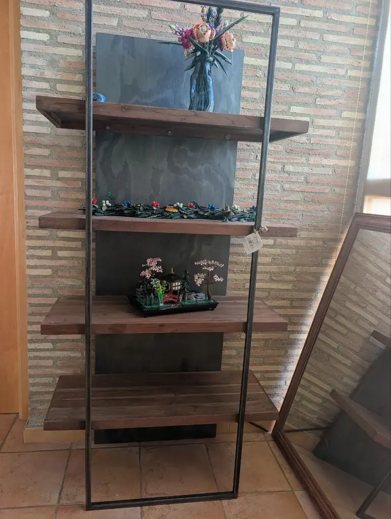 Продам за 200 €. Заказывали другую, со стенкой под дерево, но получили другую . Собрали, так и стои…
