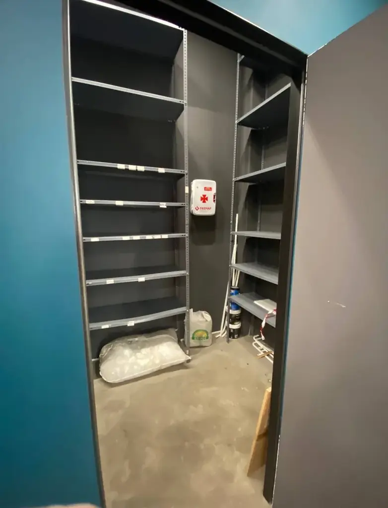 Продам металические стеллажи их 6 шт . Цена 40€ видео пришлю в личку . Самовывоз центр города