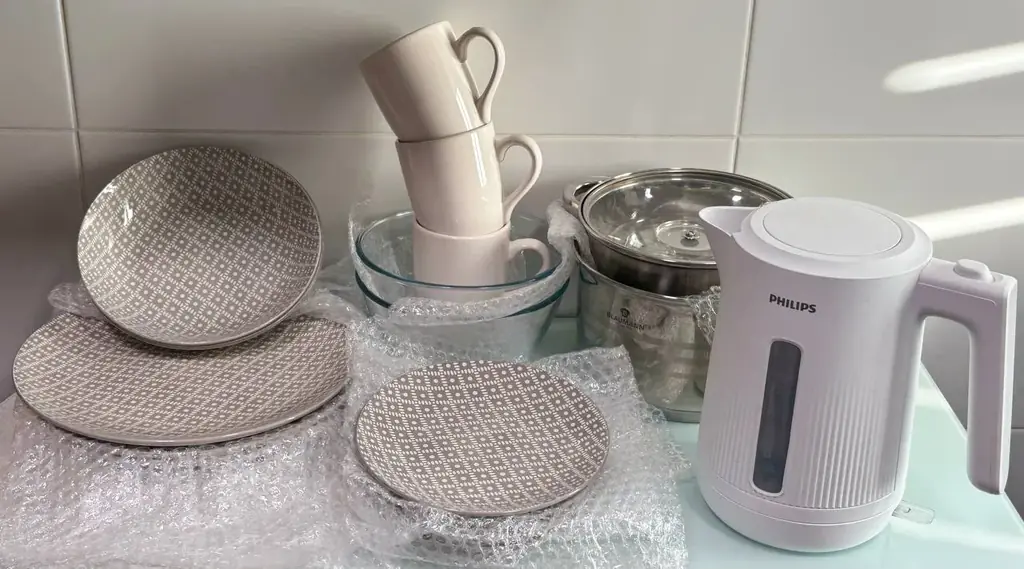 Набор керамической посуды + кастрюли + электрочайник Philips - 25 €
