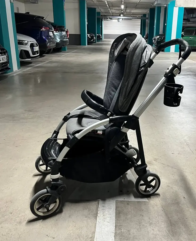 Коляска Bugaboo Bee, легкая, маневренная, состояние хорошее, после одного ребенка. Ручка износилась…