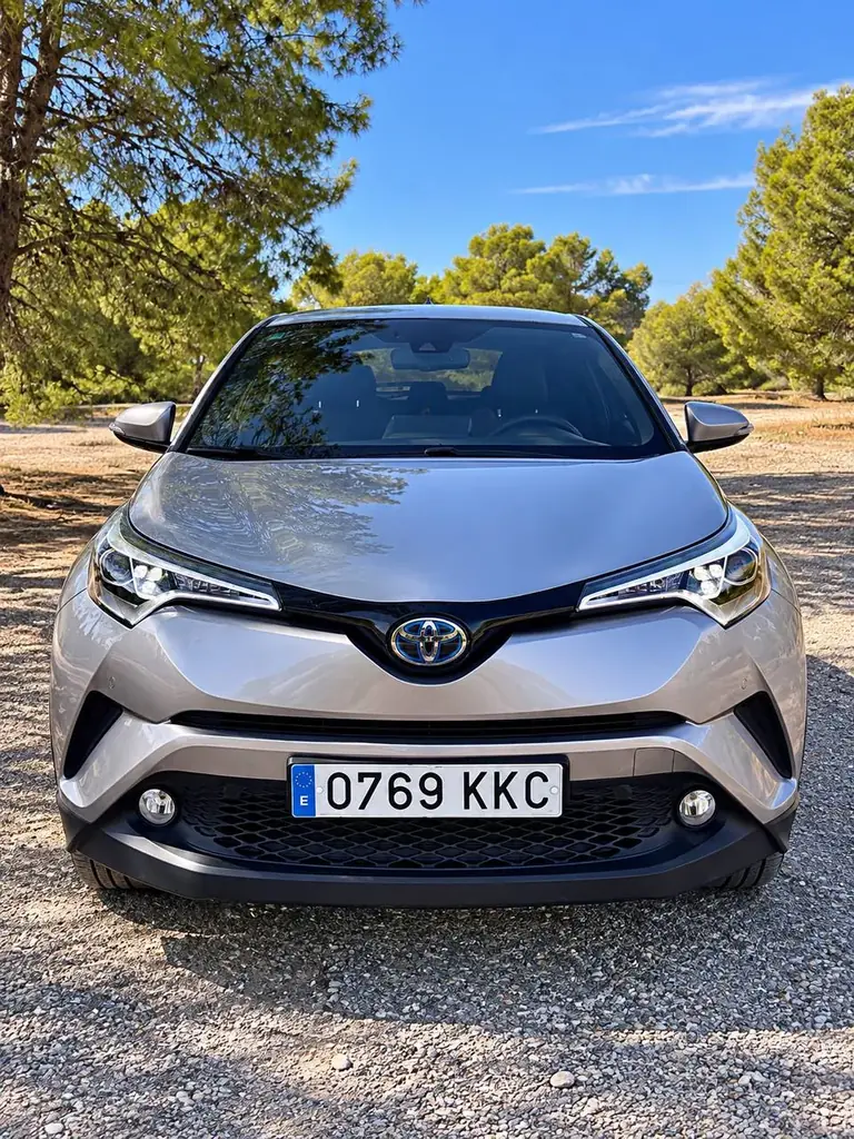 Toyota C-HR 1.8 Hybrid Advance 122 л.с., автомат, 2018 г., 58.000 км. Национальная машина, зарегист…