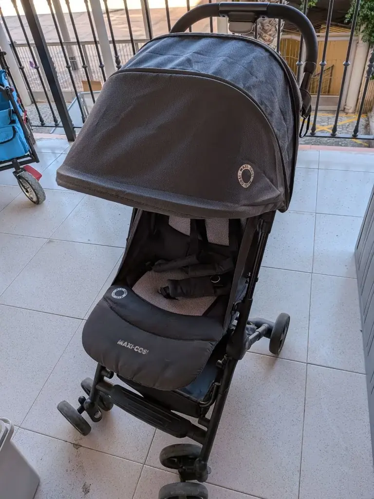 Компактная коляска Maxi Cosi Lara 2 с адаптерами для люльки Maxi Cosi