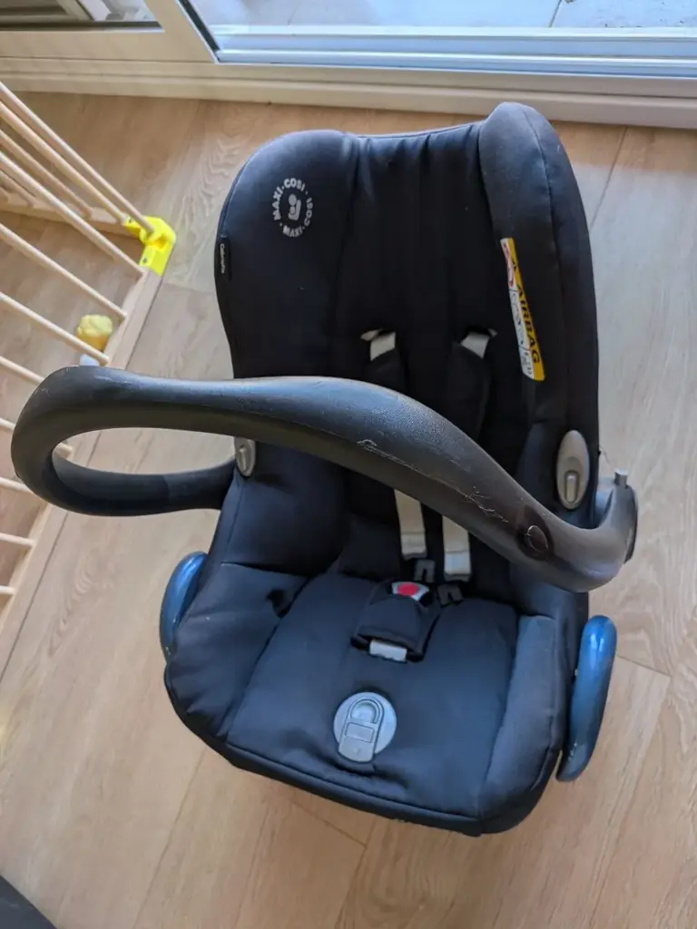 Автолюлька Maxi Cosi Cabrio Fix с Isofix базой FamilyFix