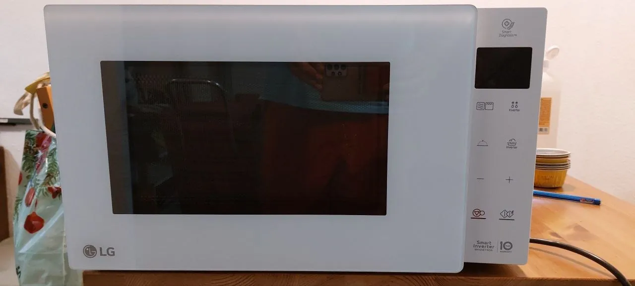 Микроволновка LG, модель на фото. Супер удобная. 60€