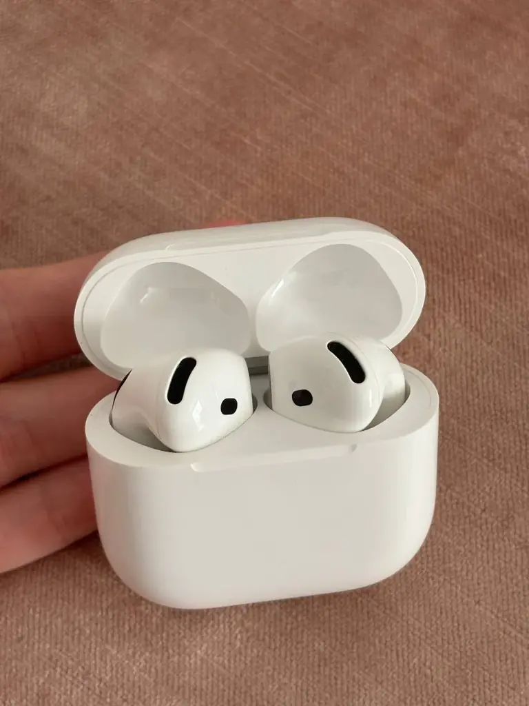 AirPods 4, практически новые, использовались пару раз. Продаю, потому что не подошли по форме уха. …
