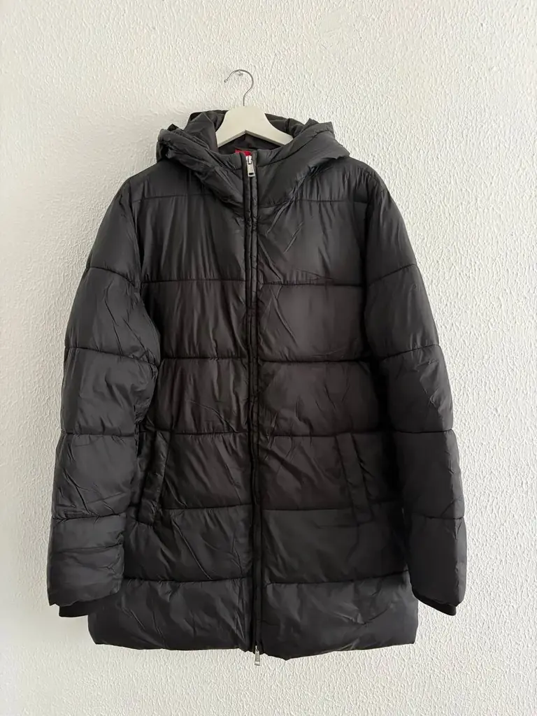 Продам пуховик GUESS, размер L, цена 60€, торг уместен