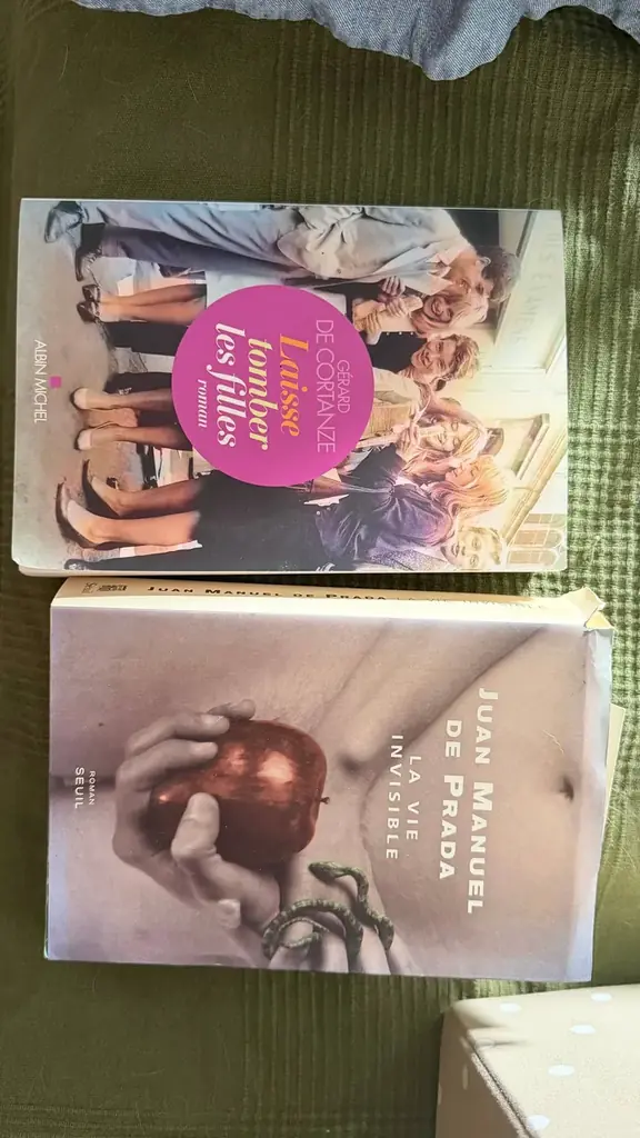 Книги на французском. Обе за 5€, бываю в центре