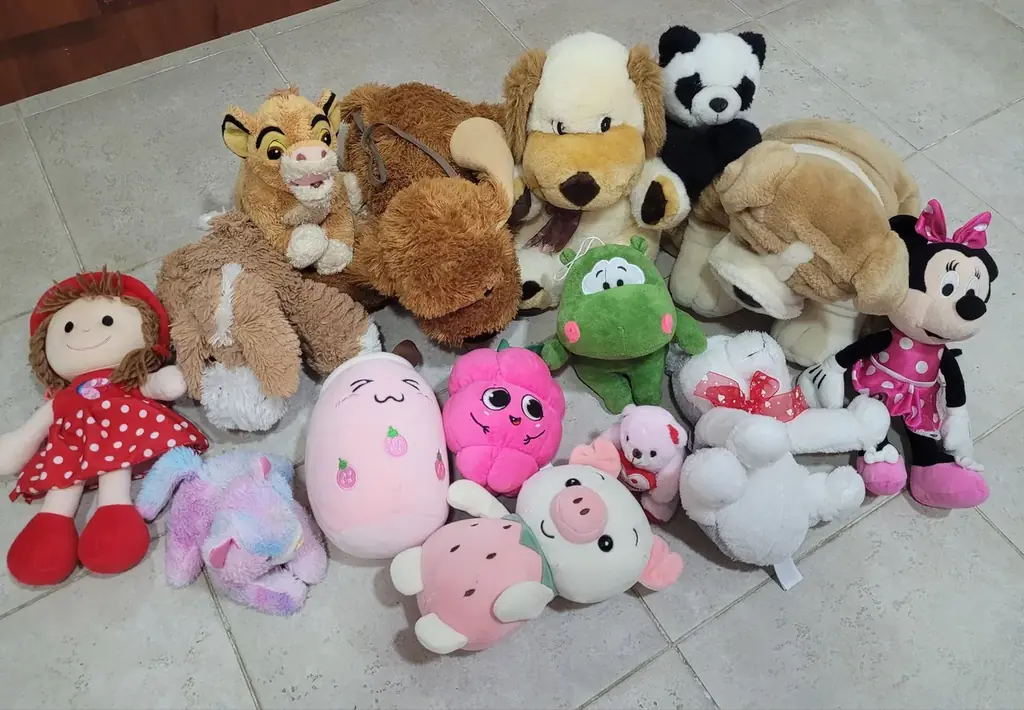 Продам большой пакет игрушек в одни руки за 15€