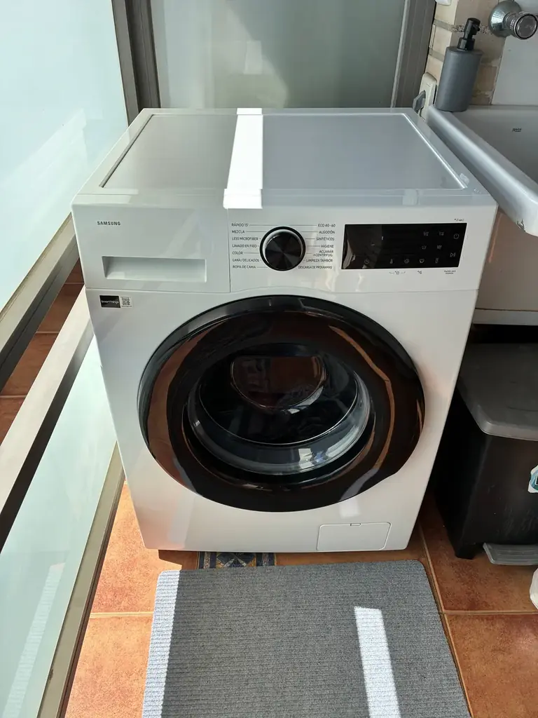 Продаю стиральную машину Samsung WW90CGC04DAEEC