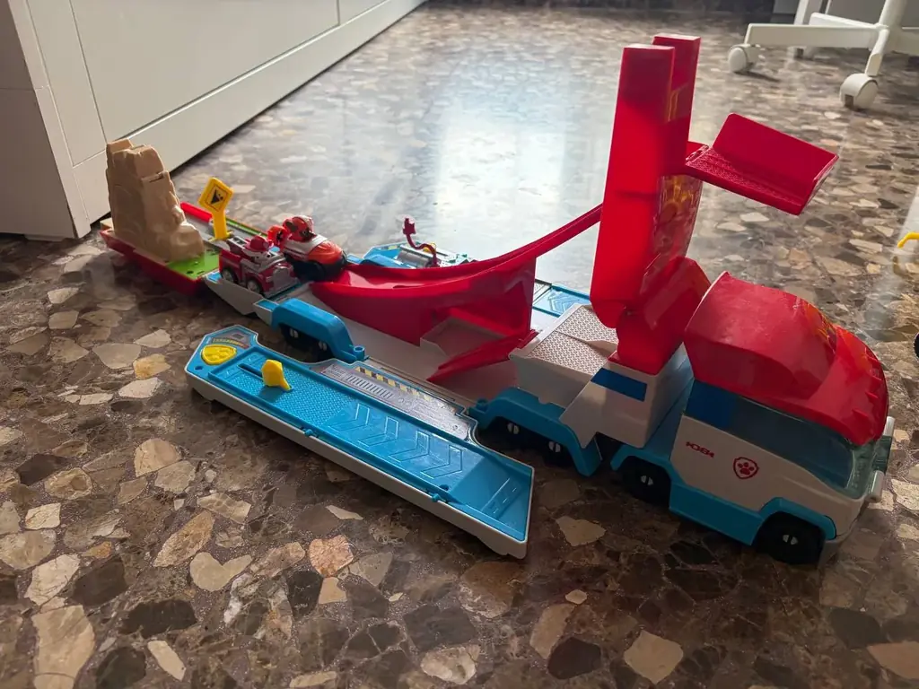Продаю машину Paw Patrol с двумя машинками для игры. Все в отличном состоянии. Продаю за 12 евро. З…