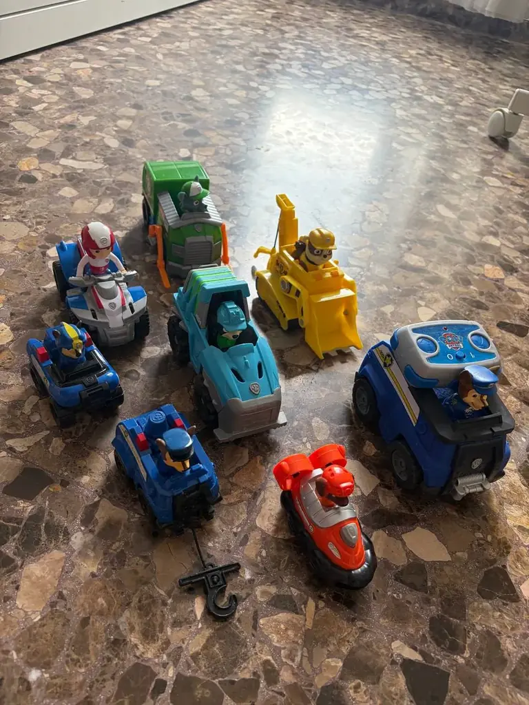 Продаю набор машинок Paw Patrol. Все вместе за 10 евро. По отдельности - пишите, договоримся. Забир…