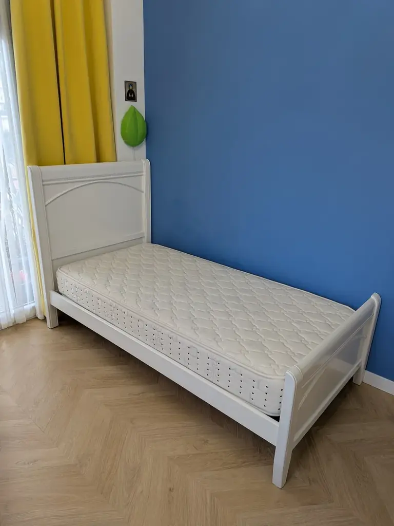 Продаем кровать + пружинный матрас .
