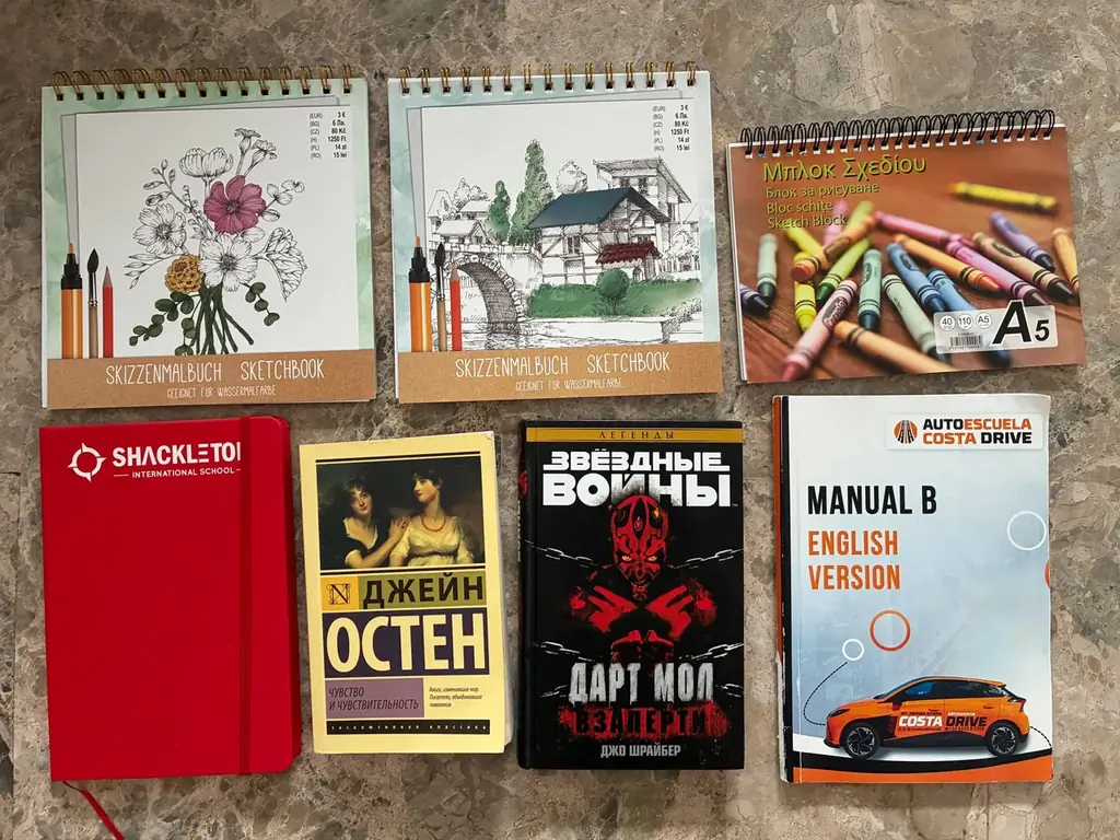 Книги, блокнот и раскраски