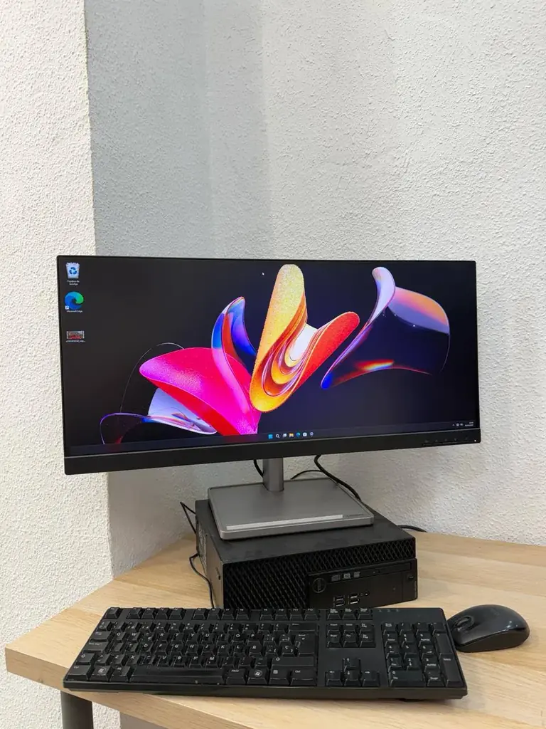 Продам комплект Dell 3050 в хорошем состоянии: монитор + системный блок.