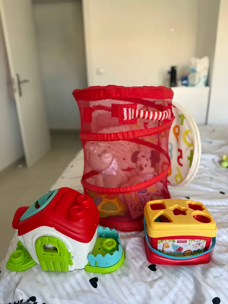 Корзина с разными игрушками ( мягкие , для песка и тд)