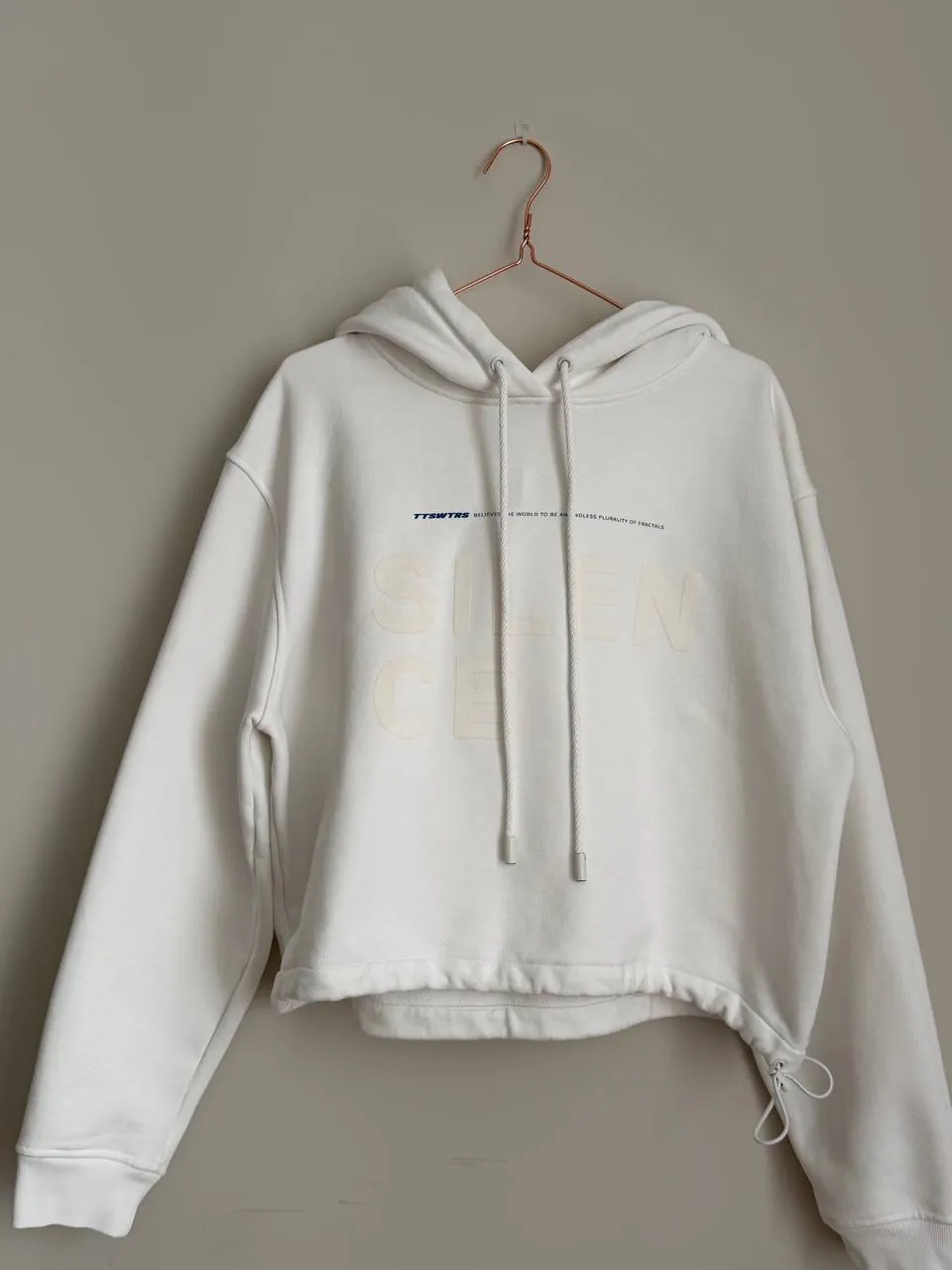 1. Белый худи TTSWTRS, размер L, но носила на XS - 120€