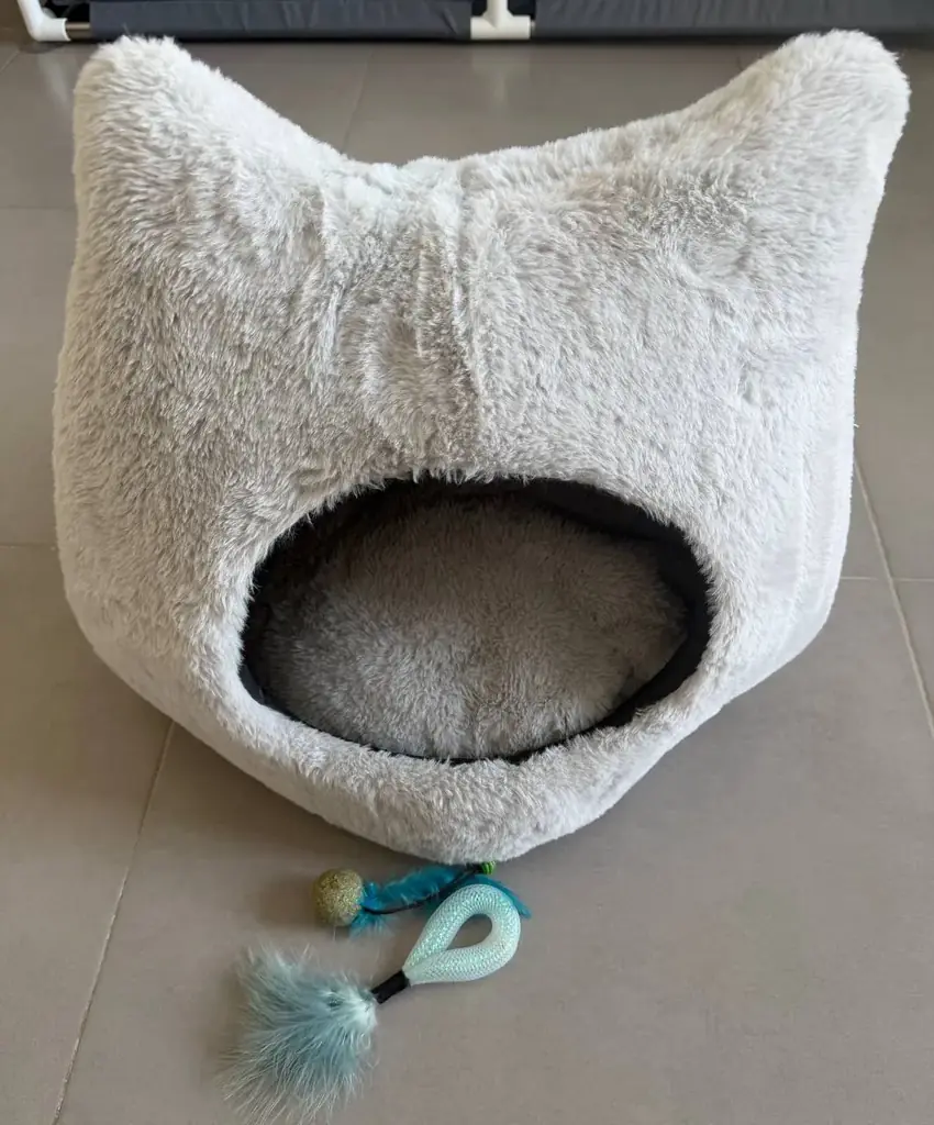 Тёплый домик для кошки. 10€ вместе и игрушками. Беникалап