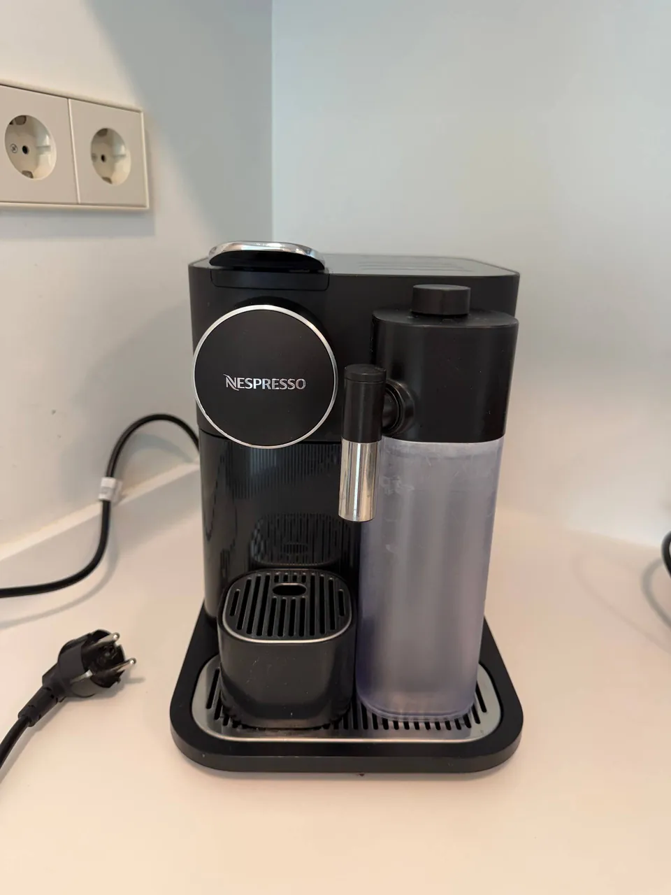 Продам капсульную кофемашину DeLonghi Gran Latissima (для классических капсул Nespresso). В хорошем…