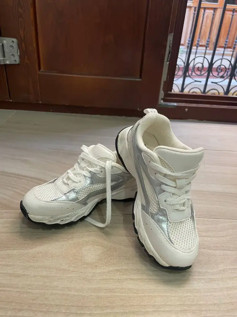 Кроссовки Zara.