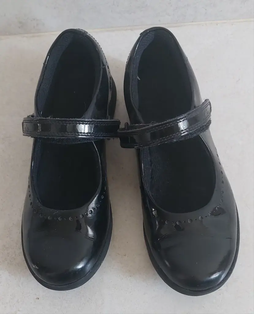 Новые 1раз одетые туфли clarks 15€ . 35 размер написан но видимо по факту 34-34.5