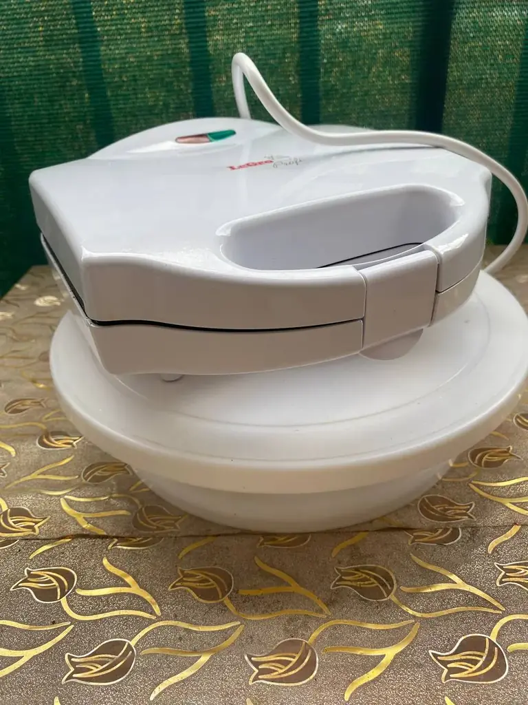 Орешница ( использовалась пару раз)и поворотный столик- 15€
