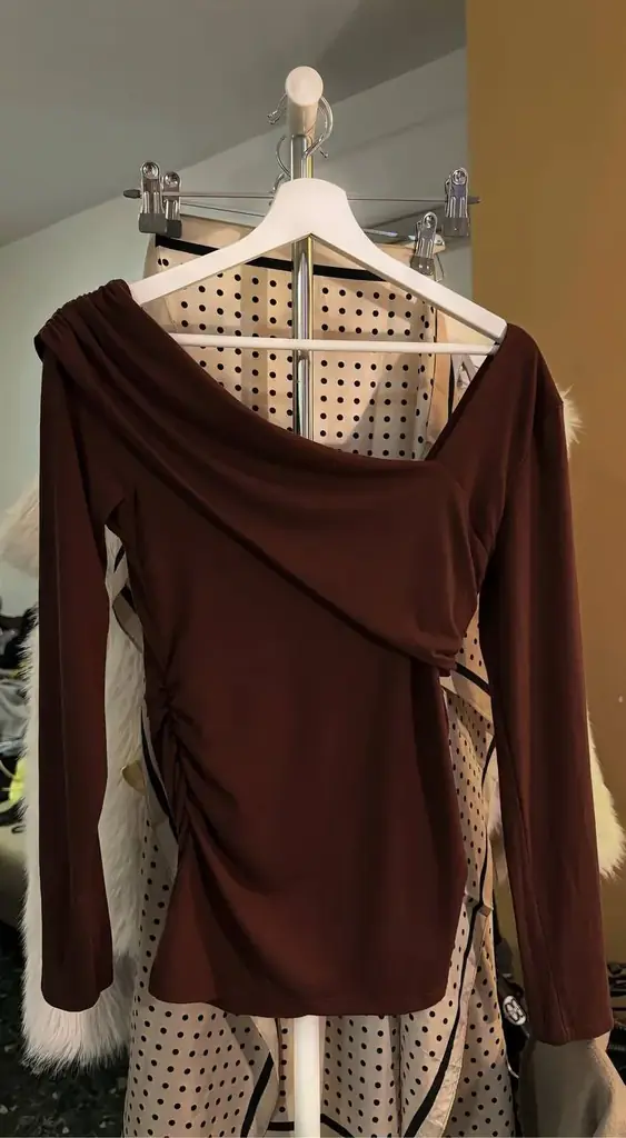 Кофта Zara с открытым плечом🤎