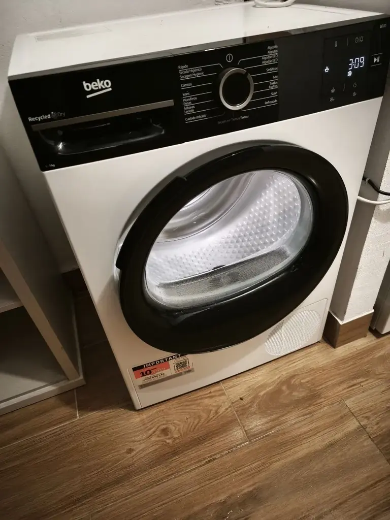 Продаётся сушильная машина Beko B300 BM3T37230W на 7 кг с технологией теплового насоса.