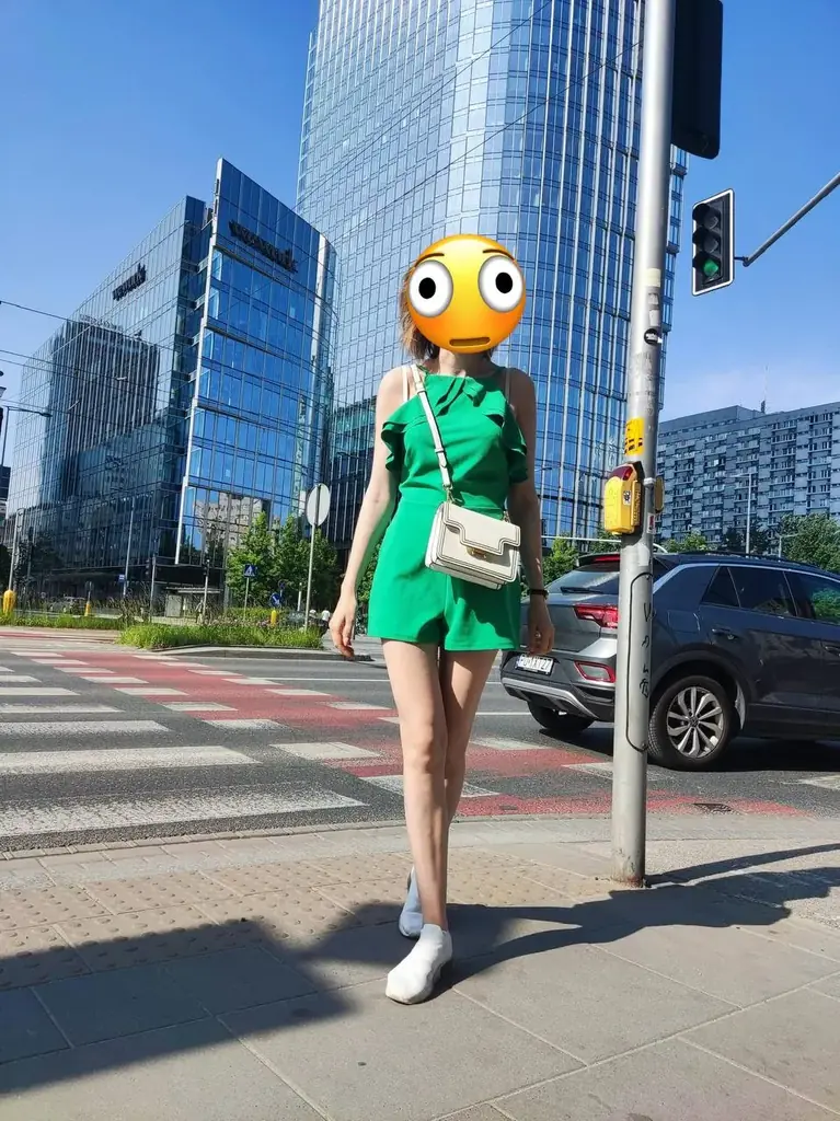 Продам зеленый комбинезон.