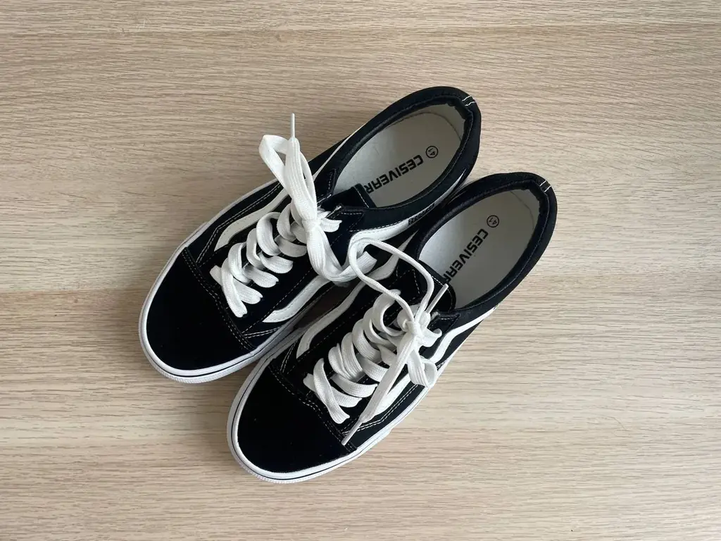 Продам новые unisex кеды типо Vans. Размер примерно 39-40. (хотя указано 41) 100 zl