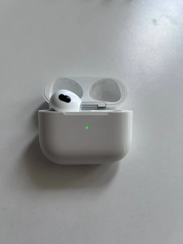 Продам оригинальный кейс (модель A2566) AirPods 3 (MagSafe) + 1 наушник (левый)