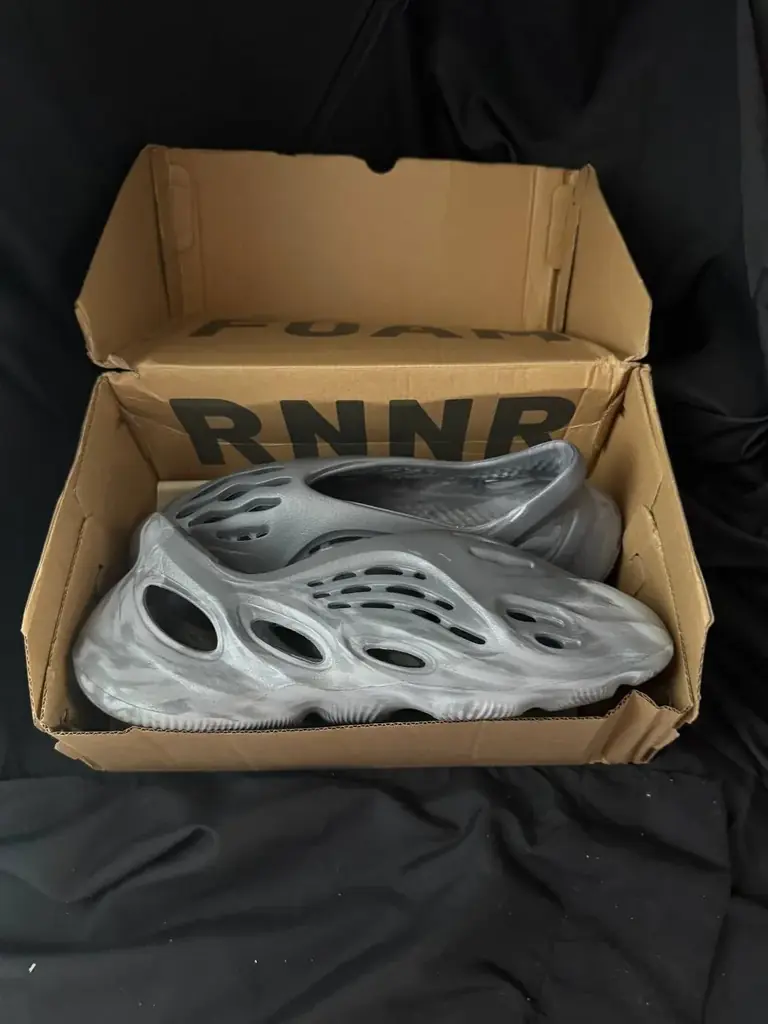 👟 Yeezy Foam RNNR "Carbon" (Оригинал)