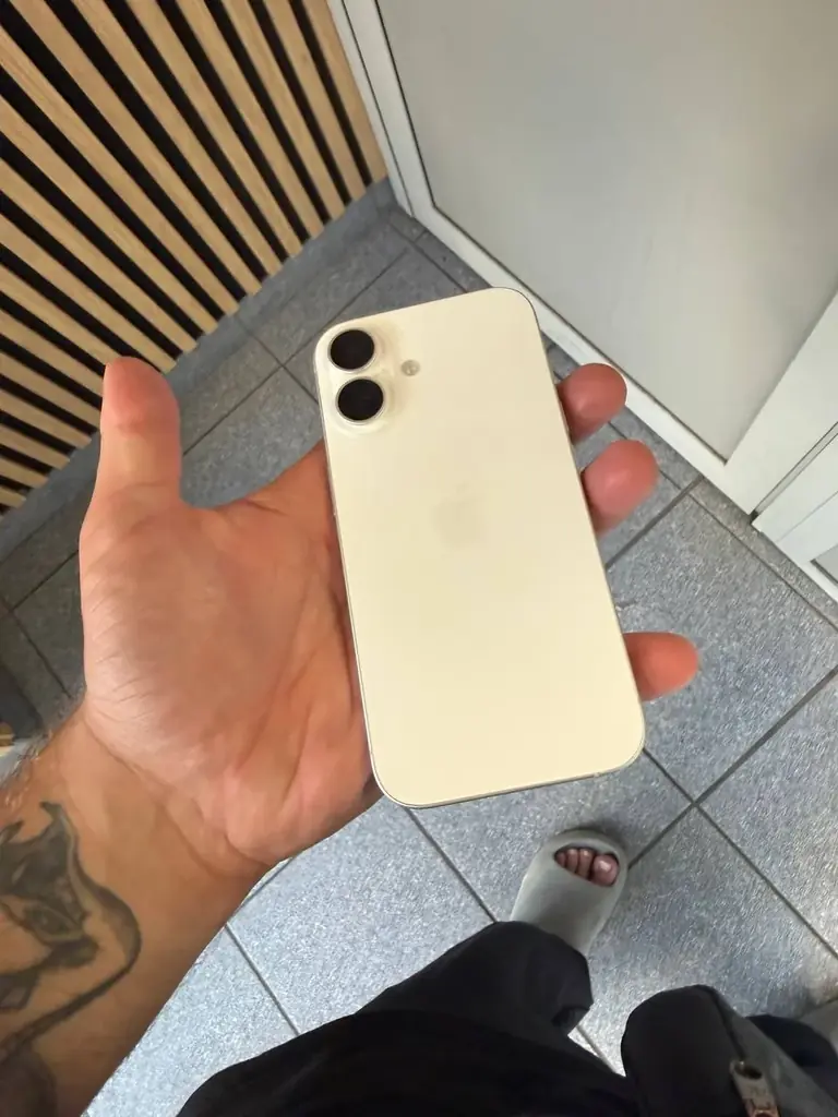 Продам новый iPhone 16, на 128, 1 цикл зарядки. Цена 1800 злотых